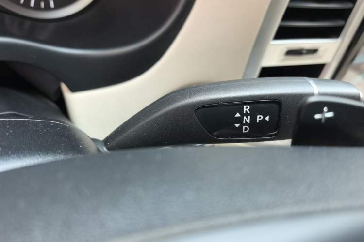 Used Mercedes-Benz Vito 2021 2.0T Elite Version 7 Seats Gear Lever