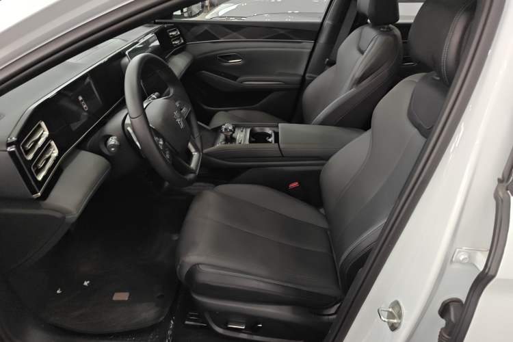 Used BYD Qin L 2025 DM-i Smart Drive 120KM Leading Model