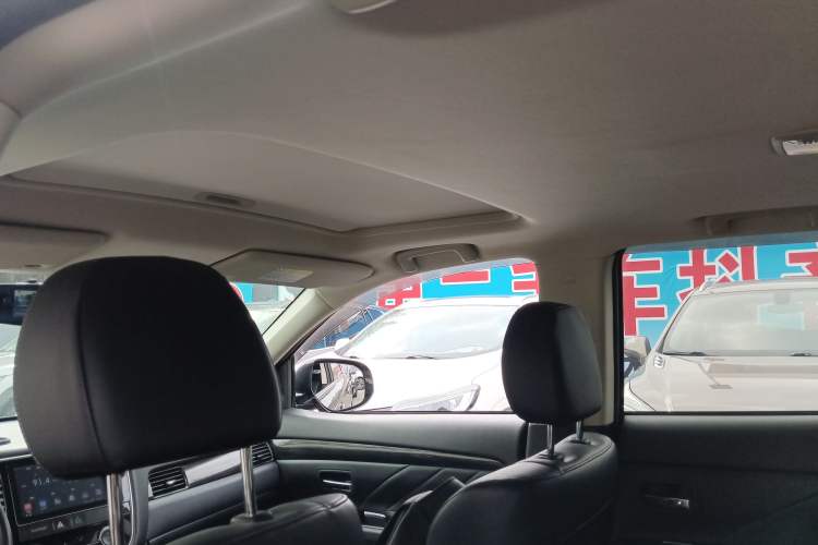 Used Mitsubishi Outlander 2019 2.4L 4x4 Zhi Xiang Edition 7 Seats China V Emission Standard