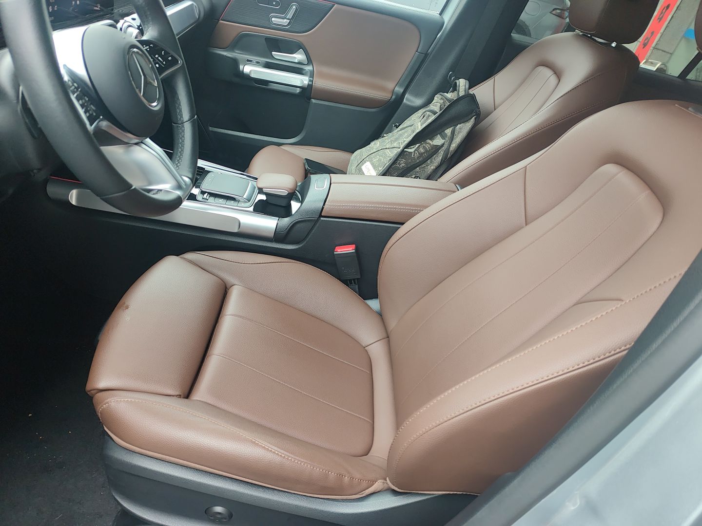 Переднее сиденье в автомобиле