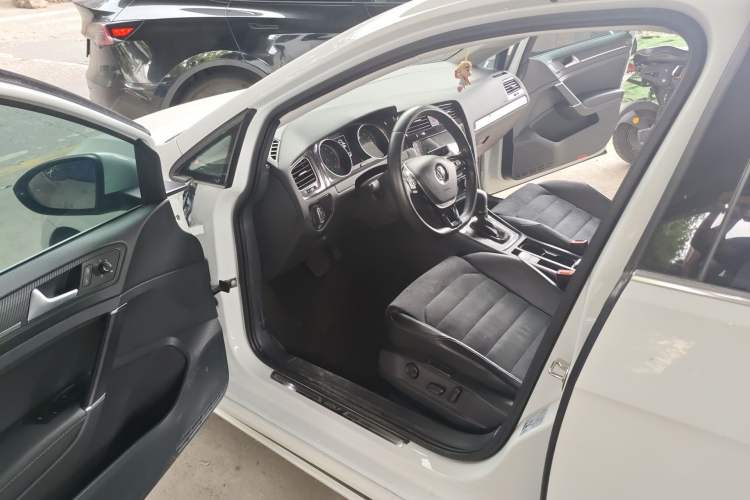 Used Volkswagen Golf 2018 230TSI Automatic Luxury Version Driver Seat