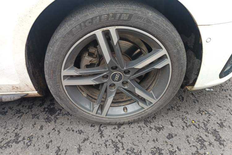 Used Audi A4L 2022 40 TFSI Luxury Dynamic Model Right Front Wheel Hub