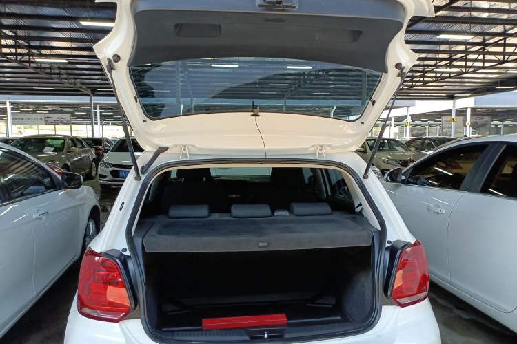 Used Volkswagen Polo 2016 1.4L Manual Fashion Model Trunk