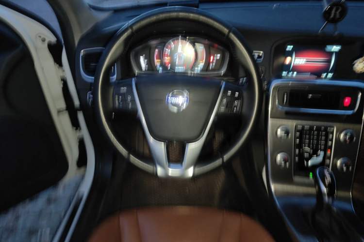 Used Volvo V60 2015 T5 Zhiyi Edition
