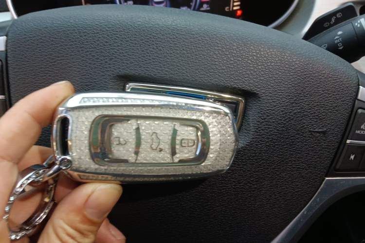 Used Geely Auto Emgrand X7 Sport 2018 1.8TD Automatic Two-Wheel Drive ZhiZun Model with 4G Connectivity Vehicle Key