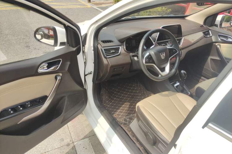 Used Baojun 310W 2017 1.5L Manual Fashion Model China V
