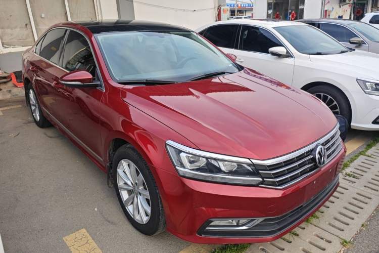 Used Volkswagen Passat 2016 330TSI DSG Luxury Edition Front Right 45 Deg