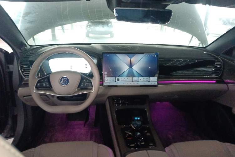 Used BYD Han 2025 EV Intelligent Driving Edition 701KM LiDAR Flagship Model Center Console