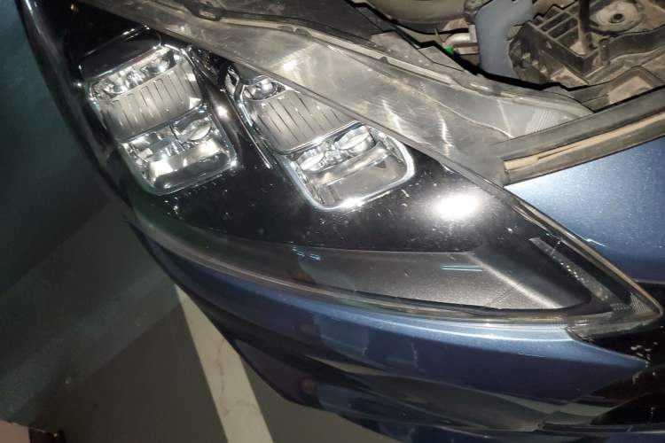 Used Ford Escape 2020 EcoBoost 245 Four-Wheel Drive Luxury Edition Right Front Headlight