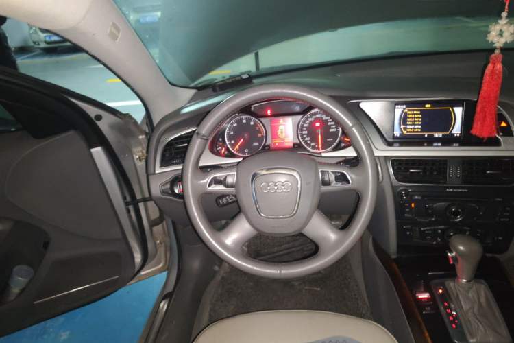 Used Audi A4L 2012 2.0 TFSI automatic Comfort trim level Steering Wheel