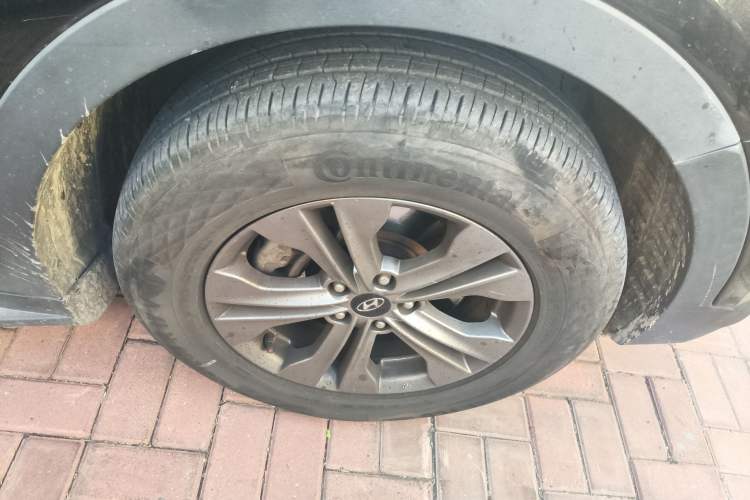 Used Hyundai Santa Fe 2013 2.4L Automatic 4x4 Smart Version Right Front Wheel Hub