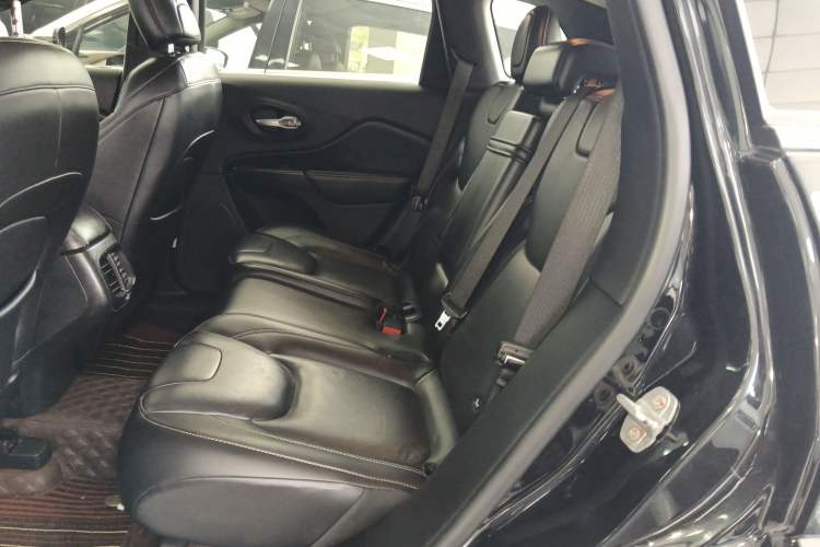 Used Jeep Cherokee 2016 2.0L Superior Edition
