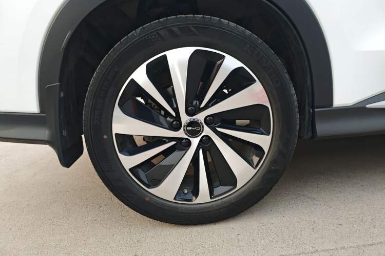 Used BYD Song PLUS New Energy 2023 Champion Edition DM-i 110KM Flagship Model Right Rear Wheel Hub