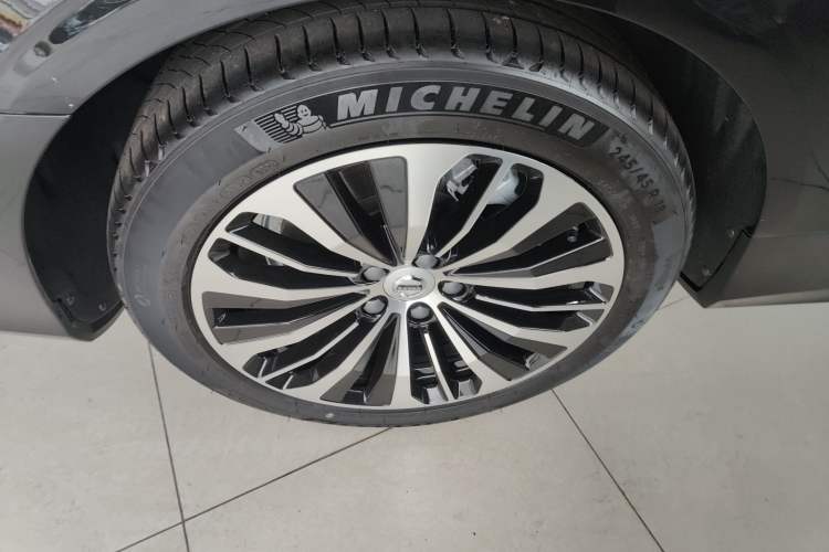 Used Volvo S90 New Energy 2025 Plug-in Hybrid Four-Wheel Drive Long-Range Zhiyi Luxury Edition
