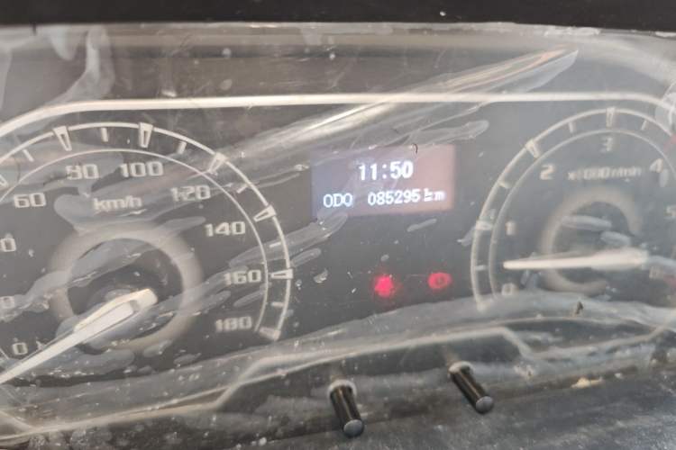 Used SAIC MAXUS Xintu V80  Odometer Close Up