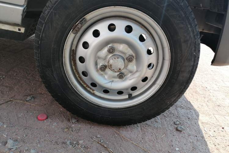 Used Wuling Zhiguang 2020 1.2L Practical Model China VI LSI Right Front Wheel Hub