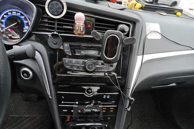 Used Venucia D60EV 2022 Standard Range Comfort Edition Audio And AC Panel