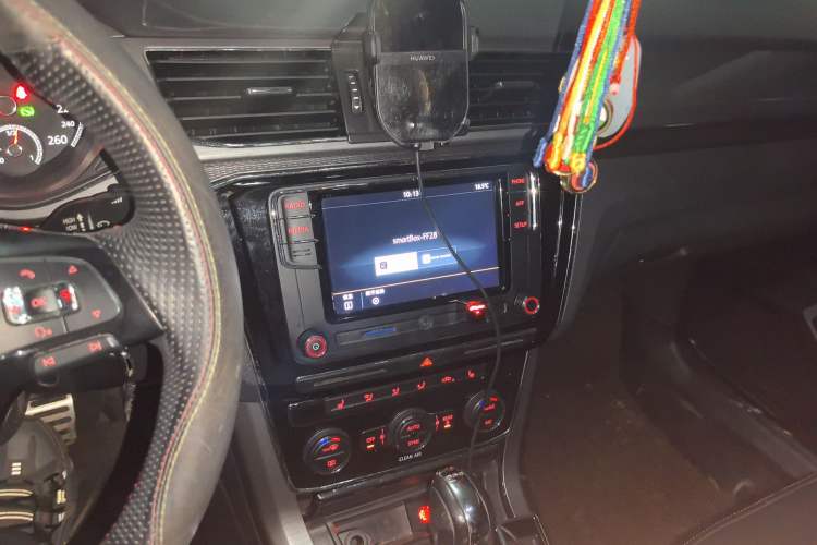 Used Volkswagen Passat 2016 330TSI DSG Luxury Edition Audio And AC Panel