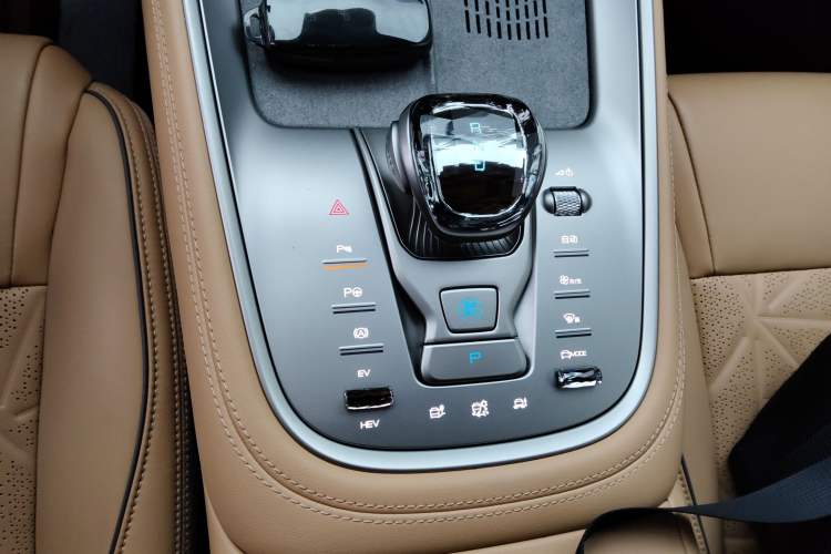 Used Denza N8 2023 Four-Wheel Drive Ultra-Hybrid Flagship Seven-Seater Version
