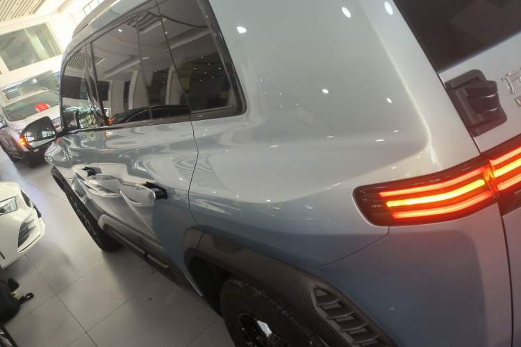 Used Formula Leopard Titanium 3 2025 501 km Range Rear-Wheel Drive Intelligent Driving Max Edition
