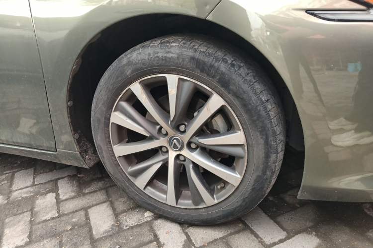 Used Lexus ES 2020 200 Excellence Edition Right Front Wheel Hub