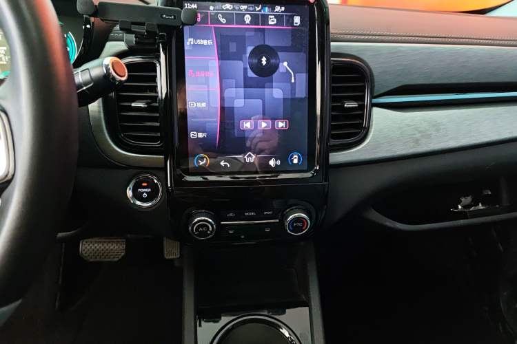 Used Chery QQ Little Ant 2022 Sweet Pink Edition Half-Sugar Version Lithium Iron Phosphate 30 kW 301 km Audio And AC Panel