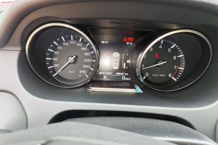 Used Land Rover Discovery Sport 2016 2.0T SE Odometer Close Up