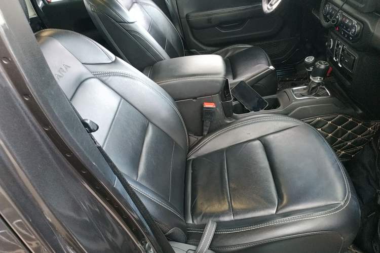 Used Jeep Wrangler 2019 2.0T Sahara Four-Door Version China VI Emission Standard