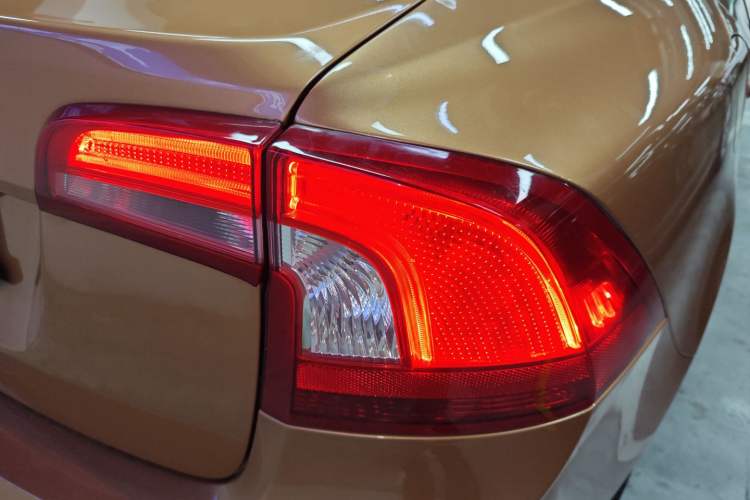 Used Volvo S60 2014 S60L 2.0T Zhiyuan Edition
