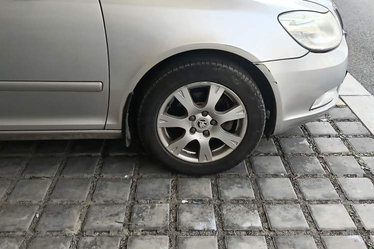 Used Skoda Octavia 2014 1.6L Automatic Yijie Edition Right Front Wheel Hub