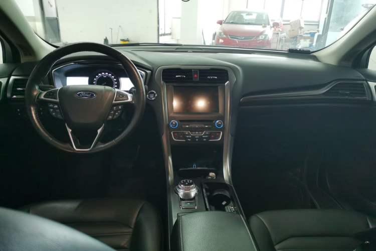 Used Ford Mondeo 2017 EcoBoost 180 Luxury Model Center Console