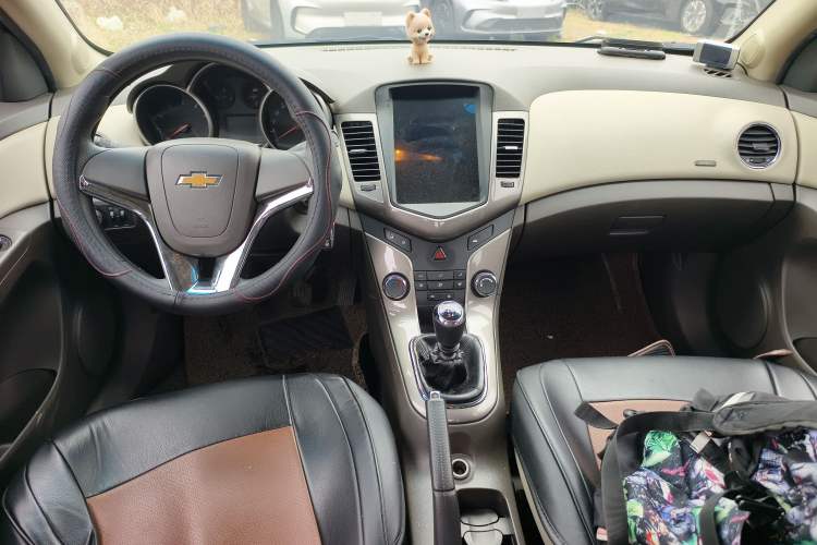 Used Chevrolet Cruze 2015 1.5L Classic SE MT Center Console