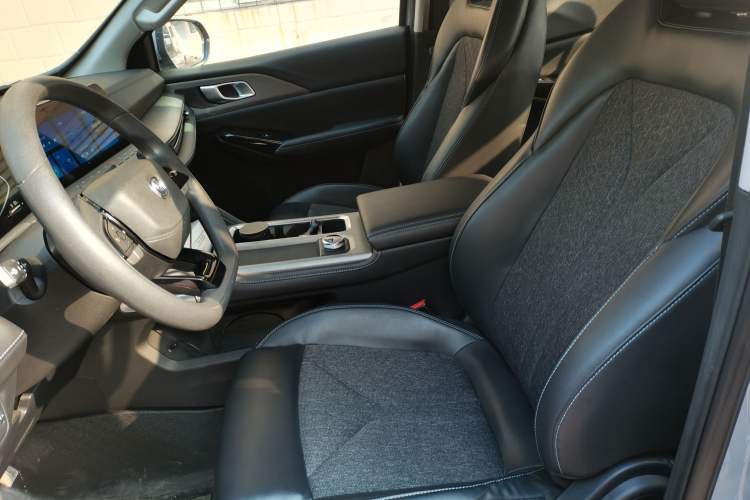 Used CHANGAN Hunter 2024 Warrior Edition Luxury Model Dual-Motor All-Wheel Drive Standard Box