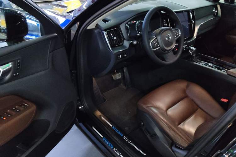 Used Volvo XC60 2019 T5 4x4 Smart & Dynamic Sport Edition China VI Standard