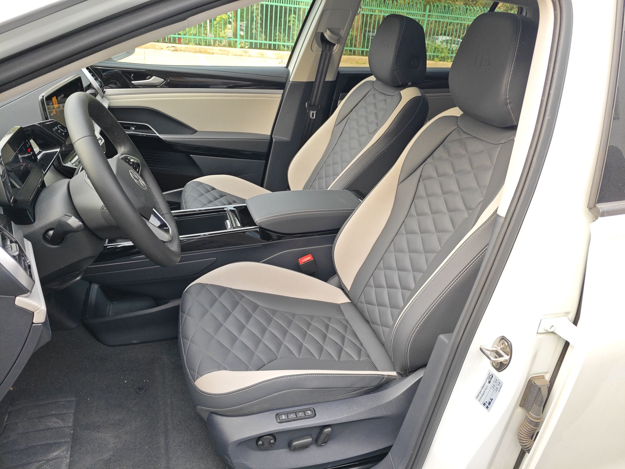 Переднее сиденье в автомобиле