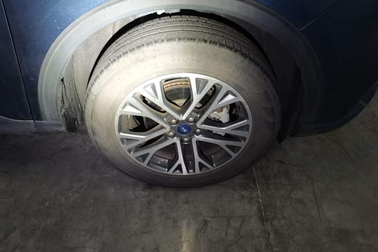 Used Ford Escape 2020 EcoBoost 245 Two-Wheel-Drive Titanium Edition Right Front Wheel Hub