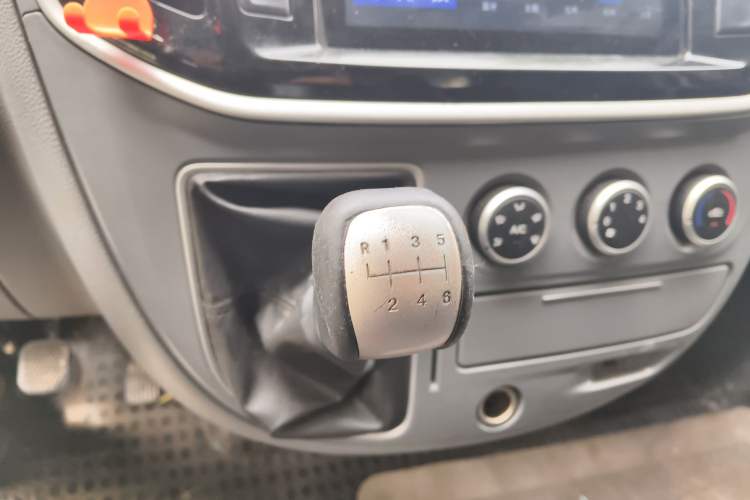 Used SAIC MAXUS Xintu V80 2019 2.5T Classic Edition 6-Speed Manual – Aoyuntong Modified Version Short Wheelbase Mid-Height Roof 5/6 Seats Gear Lever