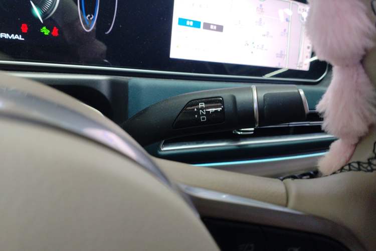 Used ORA Good Cat 2023 401 km Standard Range Prestige Version Lithium Iron Phosphate Gear Lever