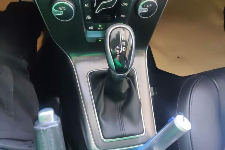 Used Volvo V40 2016 T4 Smart Luxury Edition
