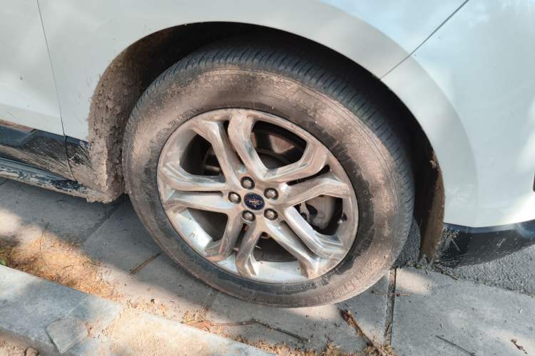 Used Ford Edge 2016 EcoBoost 245 Four-Wheel Drive Titanium Edition 7-Seater Right Front Wheel Hub