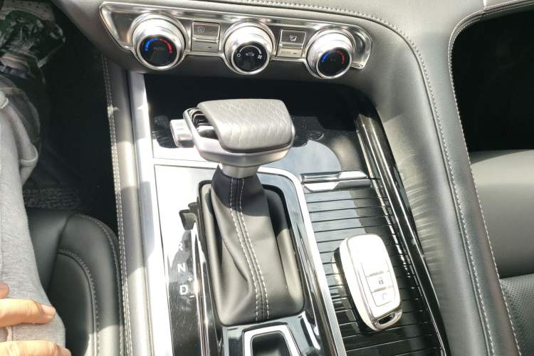 Used CHANGAN CS95 2019 2.0T Four-Wheel Drive Luxury Version Gear Lever