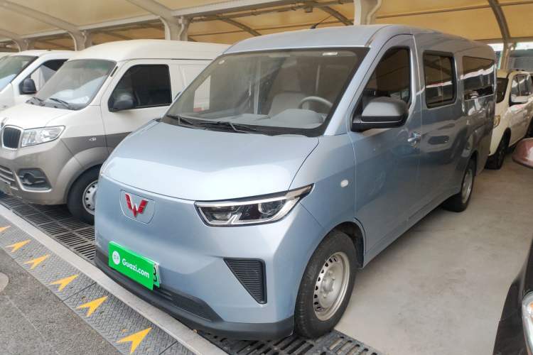 Used Wuling Yangguang 2024 300KM Comfort Version Passenger Van 75kW