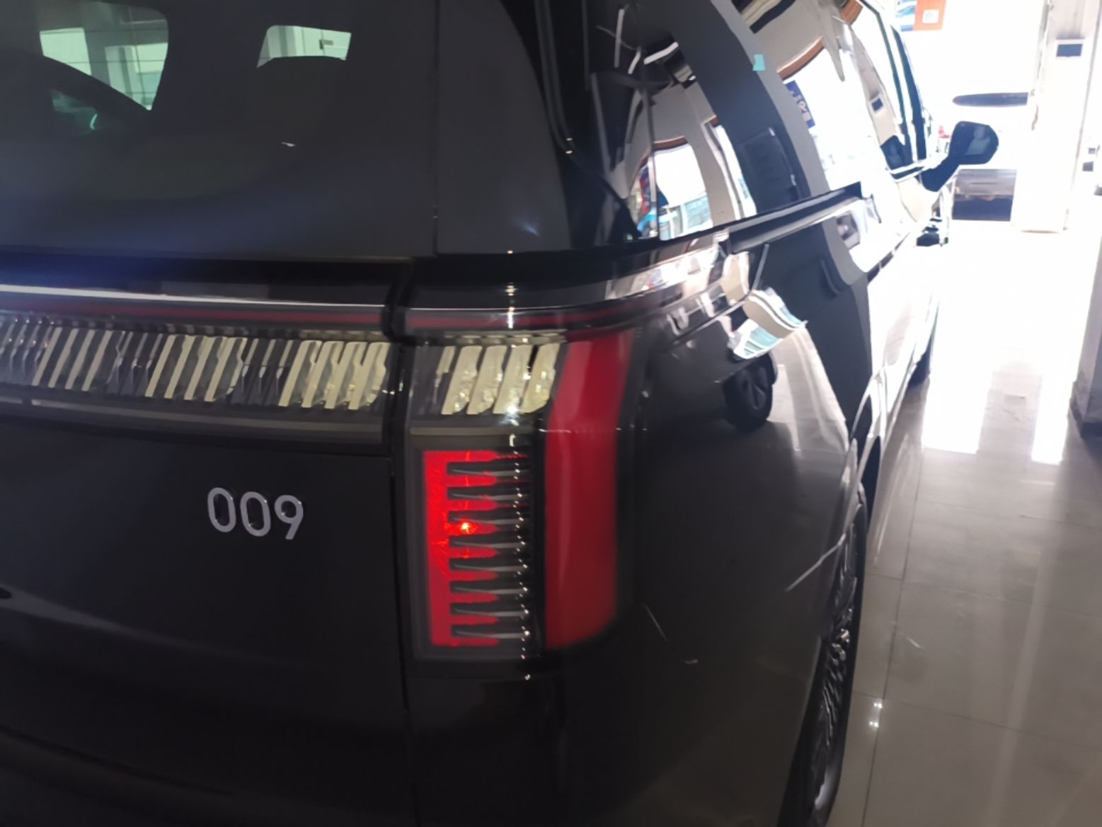 Zeekr 009 2024 7-Seater Walk-Through Version Four-Wheel Drive 108 kWh — снимка 9