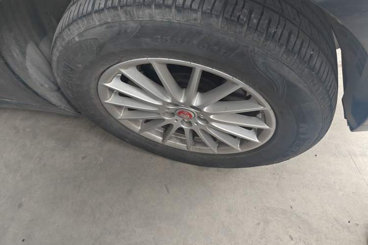 Used Jaguar F-PACE 2016 2.0T Two-Wheel Drive Urban Luxury Edition Right Front Wheel Hub