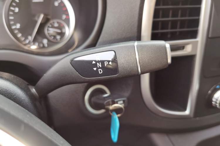 Used Mercedes-Benz Vito 2023 2.0T Business Version 7 Seats Gear Lever