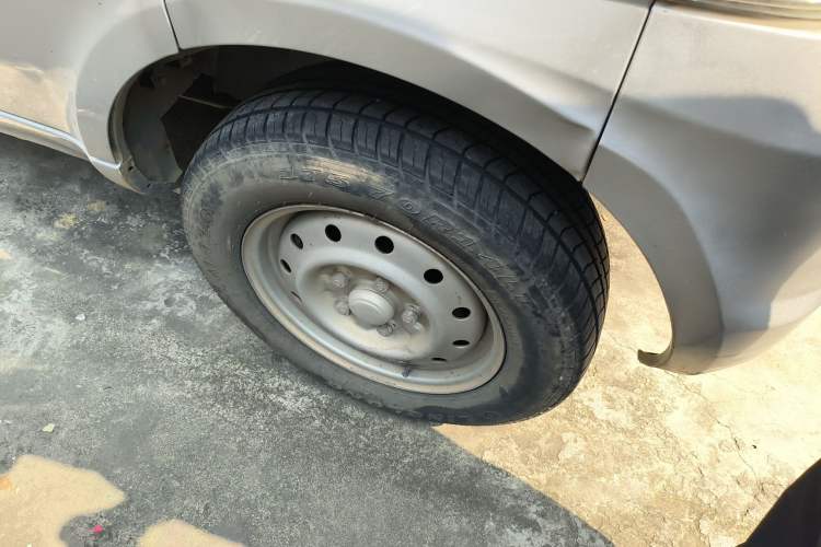 Used Wuling Rongguang 2019 1.5L Extended-Body Van Base Model with 5 Seats Right Front Wheel Hub