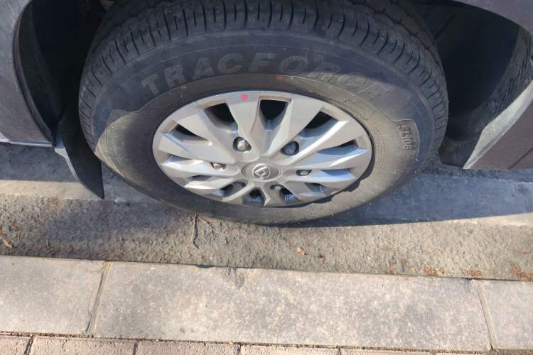 Used SAIC MAXUS Xintu V90 2022 2.0T Manual Zhiyun King Rear-Drive Long Wheelbase High-Roof with Single Rear Tire—6/7 Seats Right Front Wheel Hub