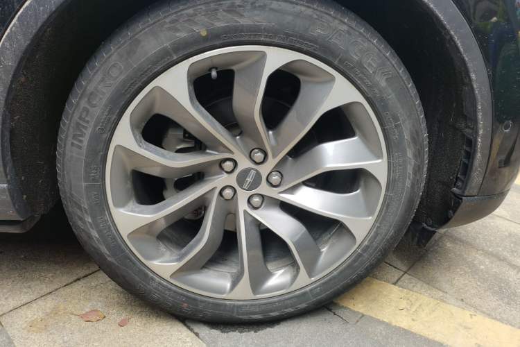 Used Lincoln Aviator 2020 3.0T V6 All-Wheel Drive Executive Version Right Front Wheel Hub