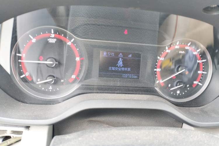 Used SAIC MAXUS Xintu V90 2020 2.0T Manual Yunjie Version Front-Wheel Drive with Single Rear Tire Short Wheelbase High-Roof Design 6-Seater
