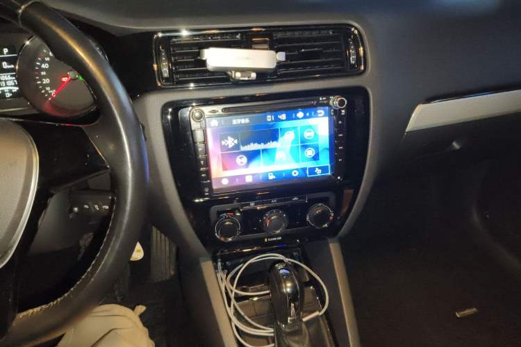 Used Volkswagen Sagitar 2015 1.6L Automatic Comfort Model Audio And AC Panel